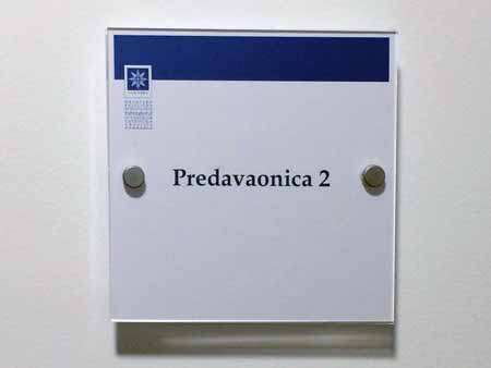 NATPISNE PLOČE ZA OZNAČAVANJE POSLOVNIH PROSTORA I UREDA (INDOOR SIGN, KAZETE ZA UMETANJE NATPISNIH PLOČICA, METALNE VODILICE ZA NAZIVNE PLOČICE, DVOSTRUKE AKRILNE PLOČICE S MAGNETIMA I OSTALE MOGUĆNOSTI ZA OZNAČAVANJE POSLOVNIH PROSTORA I UREDA)