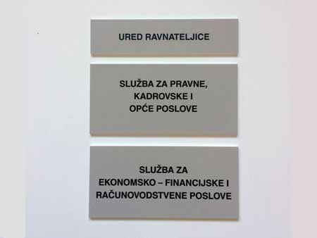 NATPISNE PLOČE ZA OZNAČAVANJE POSLOVNIH PROSTORA I UREDA (INDOOR SIGN, KAZETE ZA UMETANJE NATPISNIH PLOČICA, METALNE VODILICE ZA NAZIVNE PLOČICE, DVOSTRUKE AKRILNE PLOČICE S MAGNETIMA I OSTALE MOGUĆNOSTI ZA OZNAČAVANJE POSLOVNIH PROSTORA I UREDA)