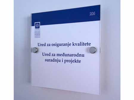 NATPISNE PLOČE ZA OZNAČAVANJE POSLOVNIH PROSTORA I UREDA (INDOOR SIGN, KAZETE ZA UMETANJE NATPISNIH PLOČICA, METALNE VODILICE ZA NAZIVNE PLOČICE, DVOSTRUKE AKRILNE PLOČICE S MAGNETIMA I OSTALE MOGUĆNOSTI ZA OZNAČAVANJE POSLOVNIH PROSTORA I UREDA)