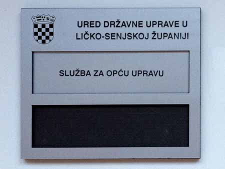 NATPISNE PLOČE ZA OZNAČAVANJE POSLOVNIH PROSTORA I UREDA (INDOOR SIGN, KAZETE ZA UMETANJE NATPISNIH PLOČICA, METALNE VODILICE ZA NAZIVNE PLOČICE, DVOSTRUKE AKRILNE PLOČICE S MAGNETIMA I OSTALE MOGUĆNOSTI ZA OZNAČAVANJE POSLOVNIH PROSTORA I UREDA)