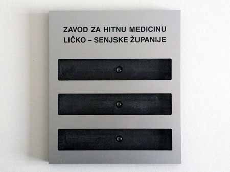 NATPISNE PLOČE ZA OZNAČAVANJE POSLOVNIH PROSTORA I UREDA (INDOOR SIGN, KAZETE ZA UMETANJE NATPISNIH PLOČICA, METALNE VODILICE ZA NAZIVNE PLOČICE, DVOSTRUKE AKRILNE PLOČICE S MAGNETIMA I OSTALE MOGUĆNOSTI ZA OZNAČAVANJE POSLOVNIH PROSTORA I UREDA)