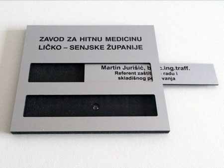 NATPISNE PLOČE ZA OZNAČAVANJE POSLOVNIH PROSTORA I UREDA (INDOOR SIGN, KAZETE ZA UMETANJE NATPISNIH PLOČICA, METALNE VODILICE ZA NAZIVNE PLOČICE, DVOSTRUKE AKRILNE PLOČICE S MAGNETIMA I OSTALE MOGUĆNOSTI ZA OZNAČAVANJE POSLOVNIH PROSTORA I UREDA)